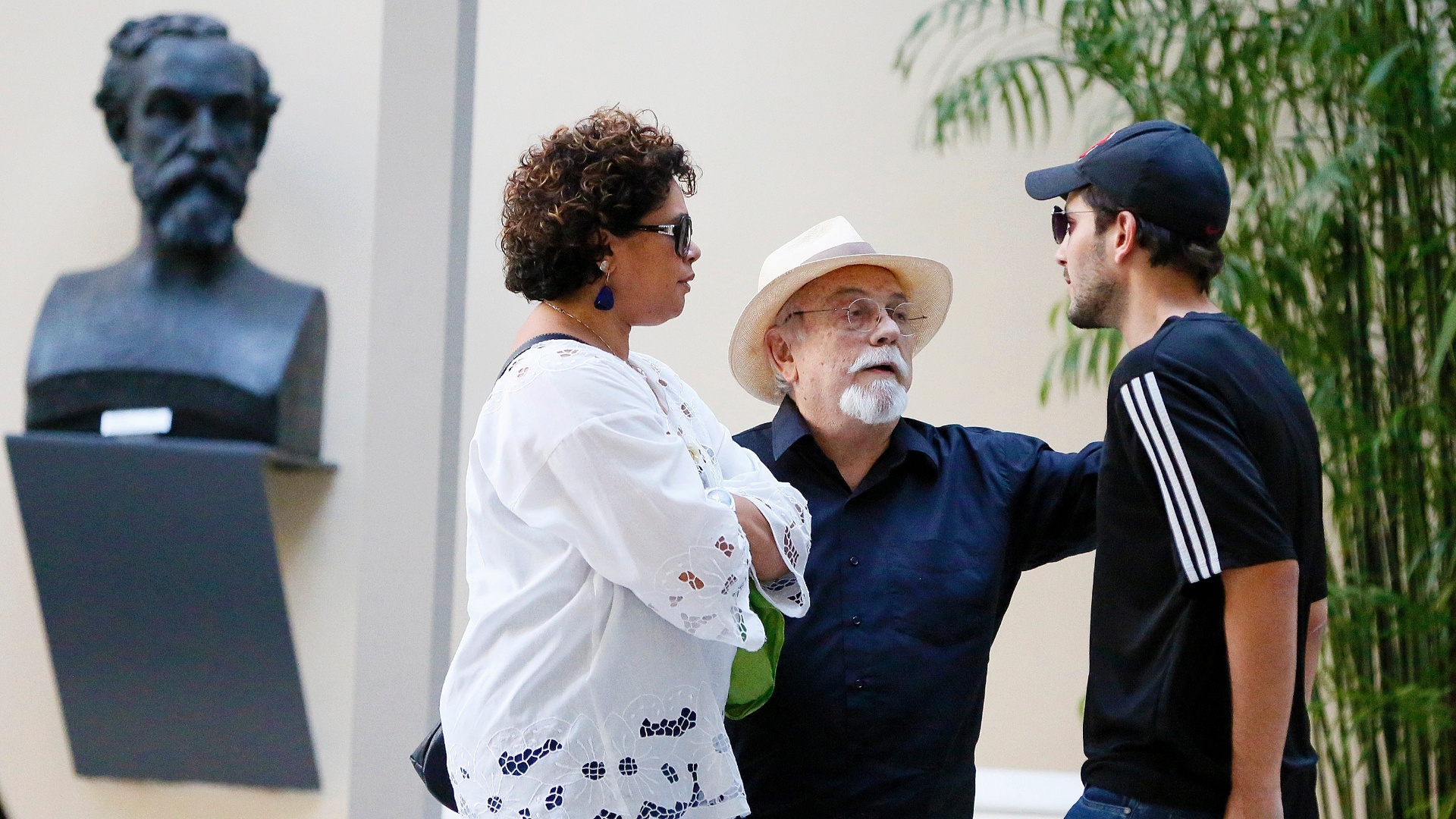 18.jul.2014 - Ator Antonio Pedro conversa com Bento Ribeiro no velório do escritor João Ubaldo, na Academia Brasileira de Letras, no centro de Rio de Janeiro - Marcelo de Jesus/UOL
