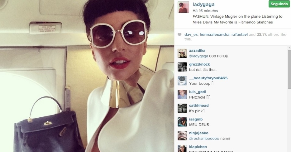 18.jul.2014 - Lady Gaga surpreendeu os fãs ao deixar o seio direito à mostra em uma foto postada por ela no Instagram. 