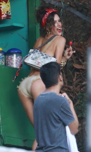 18.jul.2014 - Sensual, Alessandra Ambrosio faz fotos apenas de lingerie no Morro do Vidigal, no Rio de Janeiro