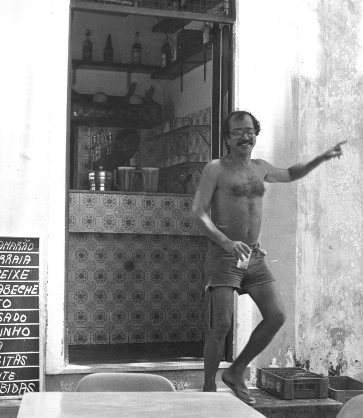 3.out.1984 - João Ubaldo Ribeiro aparece na porta de um bar no ano de lançamento de seu livro mais celebrado, "Viva o povo brasileiro" - Arquivo Ag. A Tarde