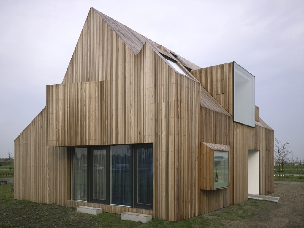 Bierings House - Rocha A casa Bierings fica em um terreno muito plano de Utrecht, interior da Holanda. A arquitetura de formato simples e recortado esconde uma residência familiar de dois pavimentos, com quarto de casal e sala de estar elevados, no primeiro andar. As fachadas exibem aberturas - portas, janelas e claraboias - em formatos, tamanhos e inclinações variadas, a fim de buscar luz natural e oferecer privacidade. O projeto é dos arquitetos Ana Rocha e Michel Tombal - Christian Richters/ Divulgação