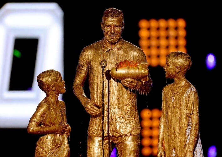 David Beckham e os filhos ficam coberto por gosma dourada em premiação