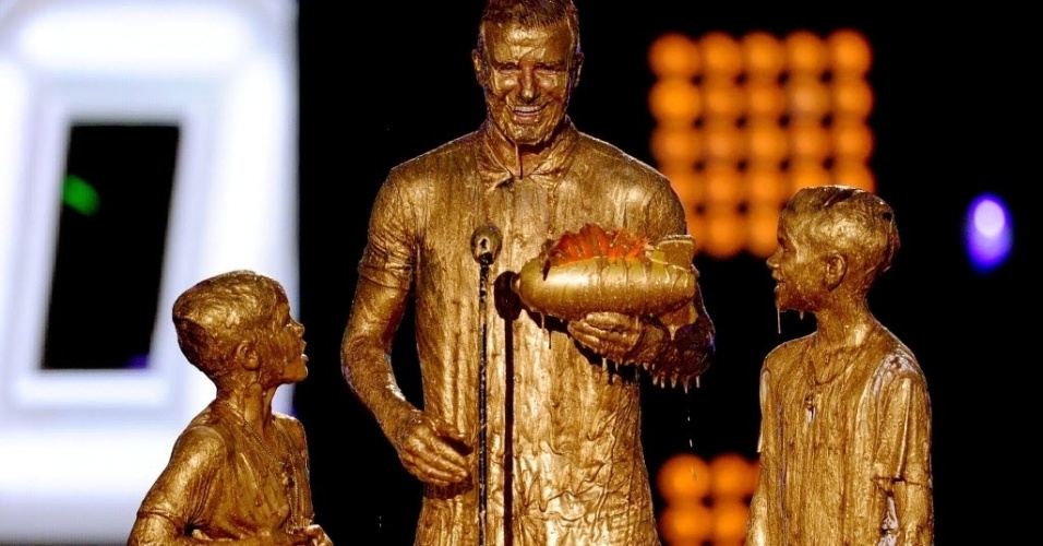 David Beckham e os filhos ficam coberto por gosma dourada em premiação