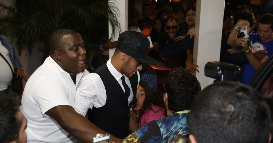 18.jul.2014 - Neymar causa tumulto ao deixar churrascaria onde o elenco de 