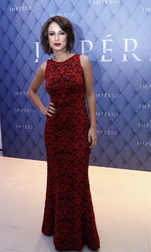 19.jul.2014 - Andreia Horta prestigiou a festa de lançamento da novela "Império" realizada no Rio. A atriz chamou atenção ao usar vestido vermelho colado ao corpo