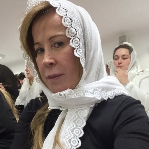 20.jul.2014 - Zilu Camargo, ex-mulher de Zezé, entrou na onda da foto selfie e divulgou registro seu durante culto religioso