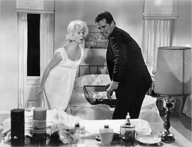 Fazendo par com Doris Day na comédia romântica "Tempero do Amor" (1963), no qual ela vive uma dona de casa que, da noite para o dia, se torna estrela de um comercial de sabão, despertando o ciúme do marido (Garner). - Reprodução