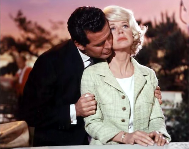 Novamente em par com Doris Day em "Eu, Ela e a Outra" (19963). No filme, a personagem dela desaparece em um acidente aéreo no Pacífico, resgatada anos depois e considerada morta, ela retorna à sua casa e descobre que o marido (Garner) acabou de se casar com outra. Decide então ir atrás dele em plena lua de mel. - Reprodução