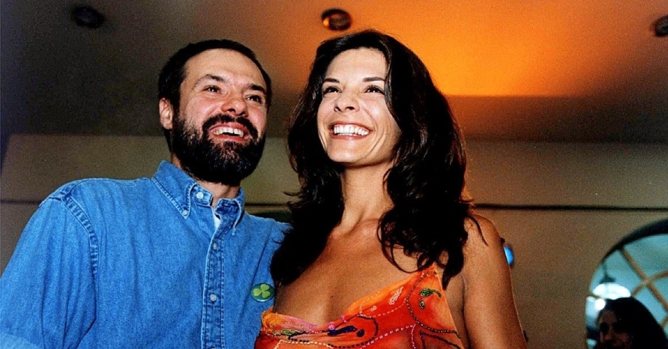 2002 - O diretor Ricardo Waddington com a mulher, Helena Ranaldi, protagonista de "Coração de Estudante", durante festa de lançamento da nova novela da Globo, em São Paulo