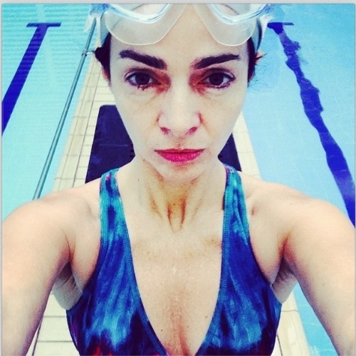 21.jul.2014 - Claudia Ohana faz selfie antes de pular na piscina: "Hoje foi dia de nadar. O importante é mexer o corpinho !!! Rumo às Olimpíadas!", esxcreveu ela na legenda da foto no Instagram