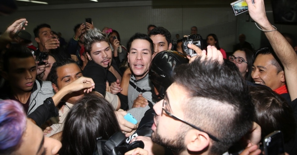 21.jul.2014 - O cantor e ator mexicano Christian Chávez, ex-integrante do grupo RBD, causa tumulto ao desembarcar em Guarulhos, São Paulo