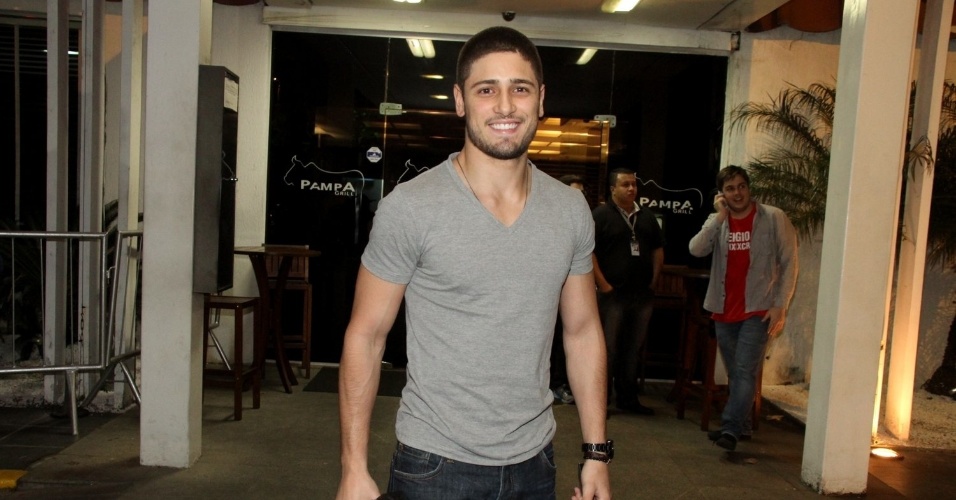 21.jul.2014 - Daniel Rocha também se juntou ao elenco para assistir à estreia de "Império" em uma churrascaria carioca