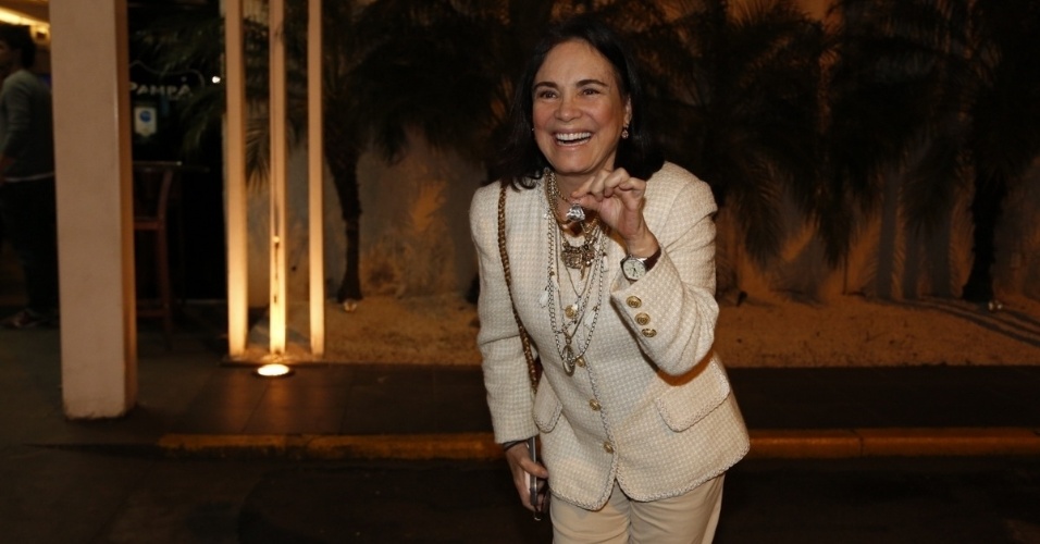21.jul.2014 - Simpática, Regina Duarte posa sorridente ao chegar para conferir primeiro capítulo de "Império" com o elenco