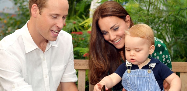 Príncipe William e Kate Middleton posam ao lado do primogênito do casal, o príncipe George