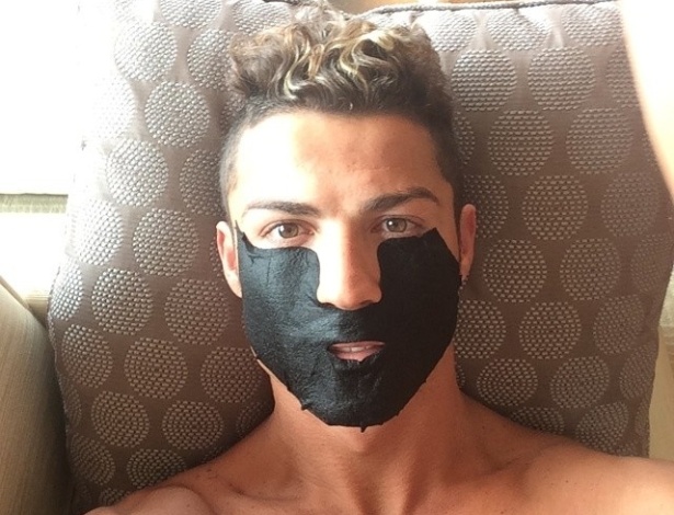 21.jul.2014 - Cristiano Ronaldo posta foto com máscara facial no Instagram - Reprodução/Instagram/@cristiano