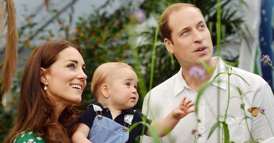 2.jul.2014 - Príncipe William, Kate Middleton e George posam no Museu de História Natural, em Londres, em foto oficial divulgada pela realeza britânica na véspera do aniversário de um ano do bebê