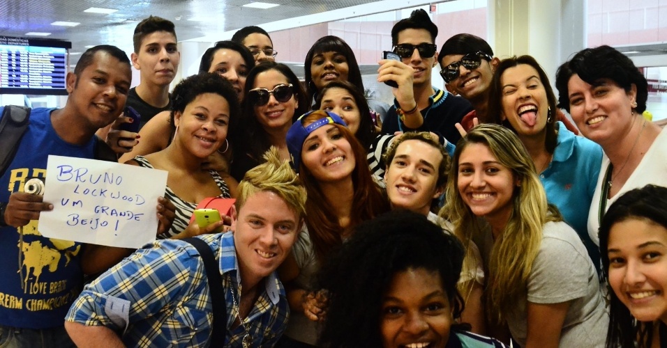 22.jul.2014 - Anitta (de óculos escuros do lado esquerdo) fez a alegria dos fãs no aeroporto Santos Dumont, no Rio. Simpática, a cantora atendeu os pedidos de fotos