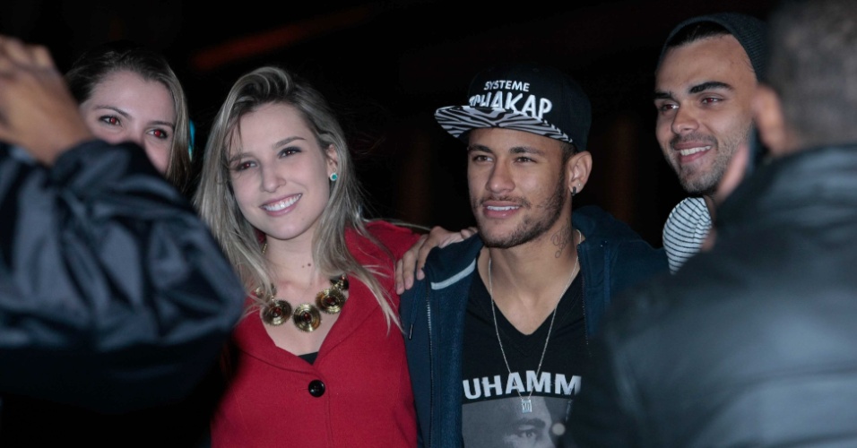 22.jul.2014 - O craque brasileiro Neymar foi visto saindo de um restaurante na zona sul de São Paulo acompanhado de um amigo na madrugada desta terça-feira