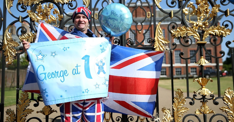 22.jul.2014 - Para comemorar o aniversário de um ano do Príncipe George, admiradores da família real levaram balões e bandeiras para o Palácio de Kensington, em Londres