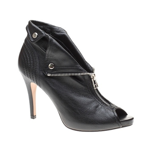 Ankle boot com zíper, da Tabita. Preço: R$ 352,56. Informações: www.tabita.com.br. Informações:  | Preço e disponibilidade pesquisados em julho de 2014 e sujeitos a alterações - Divulgação