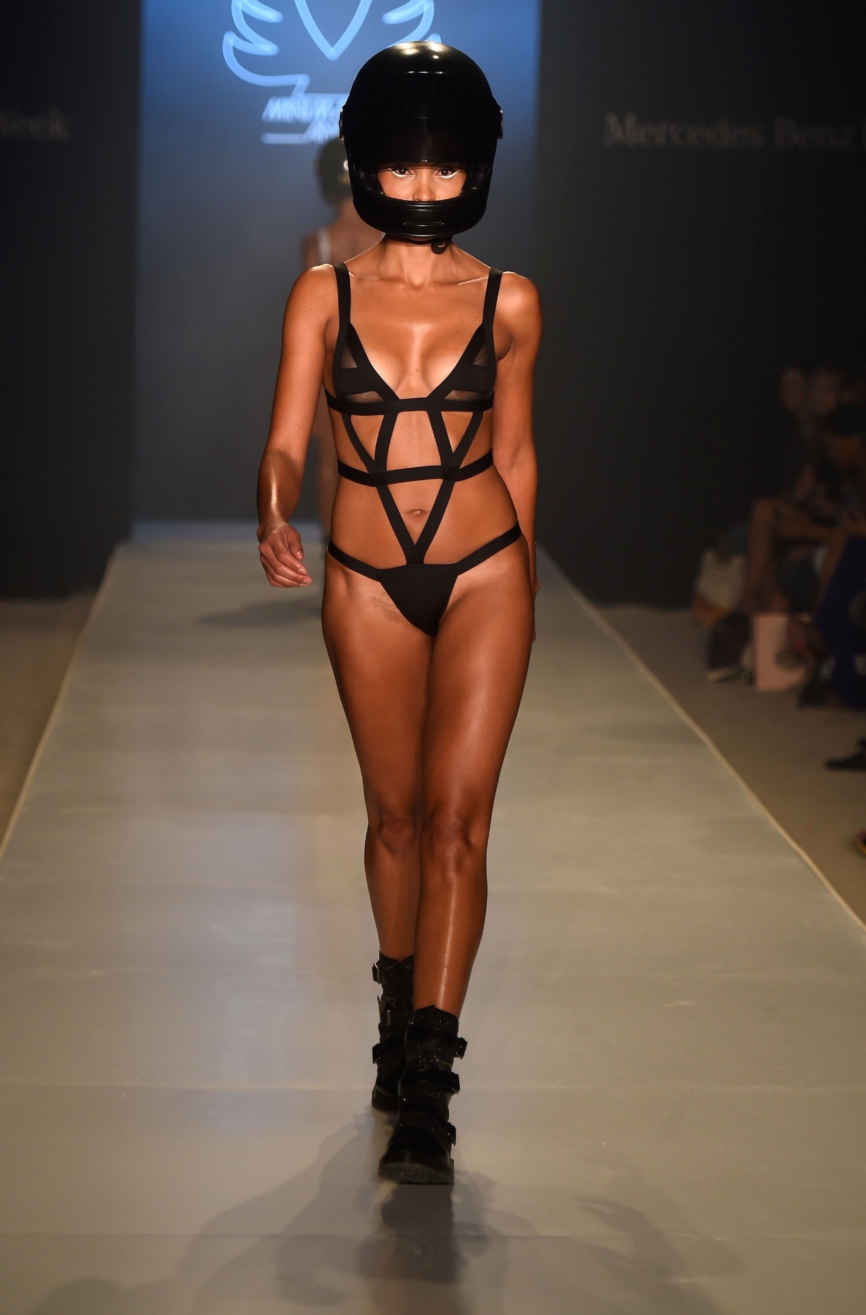 21.jul.2014 - Modelo desfila para a marca Minimale Animale durante a Mercedes-Benz Fashion Week Swim 2015 - Frazer Harrison/Getty Images