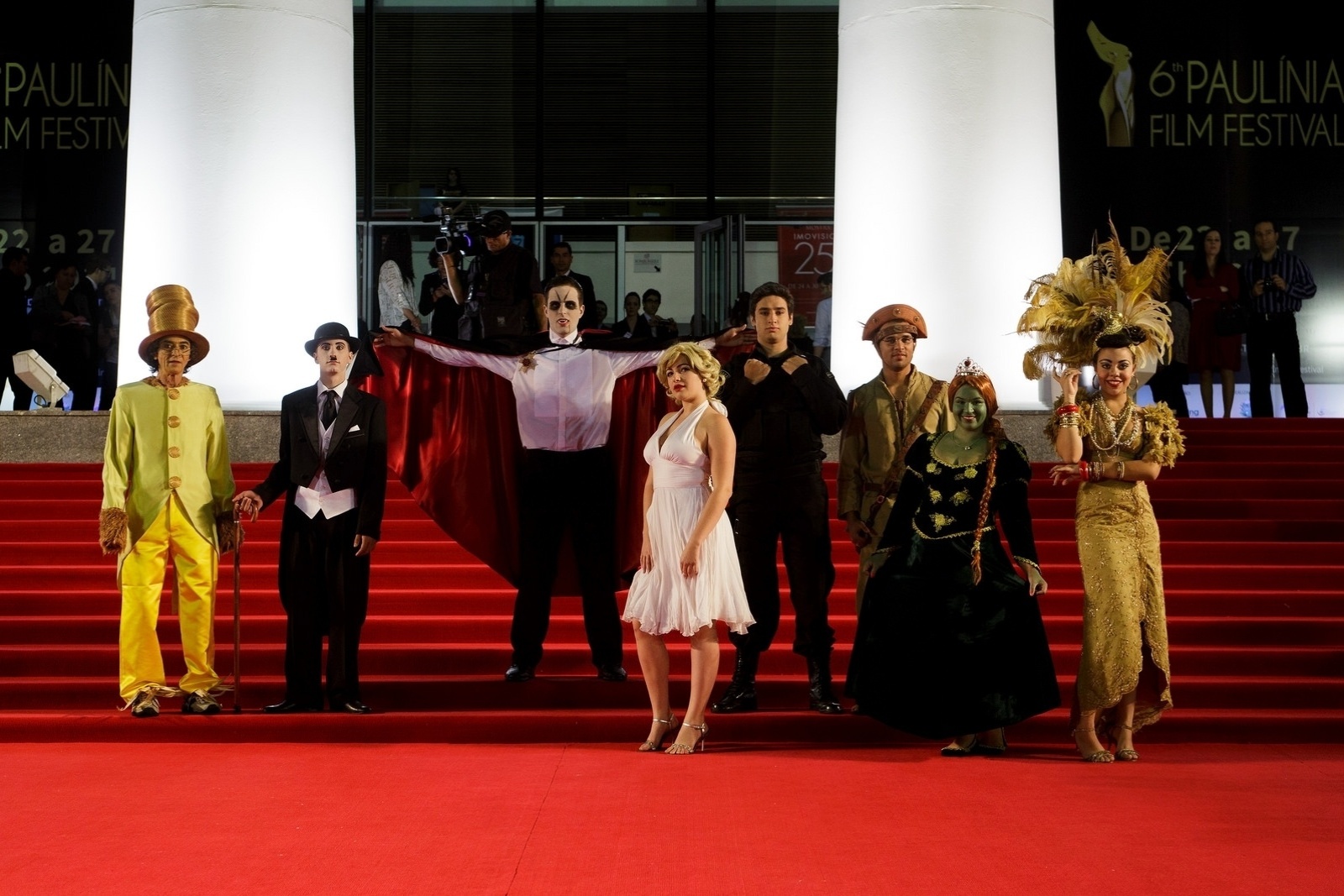 22.jul.2014 - Abertura do 6º Paulínia Film Festival conta com pessoas fantasiadas de ícones do cinema, como Chaplin, Marilyn Monroe e Carmen Miranda - Mario Miranda Filho/Divulgação