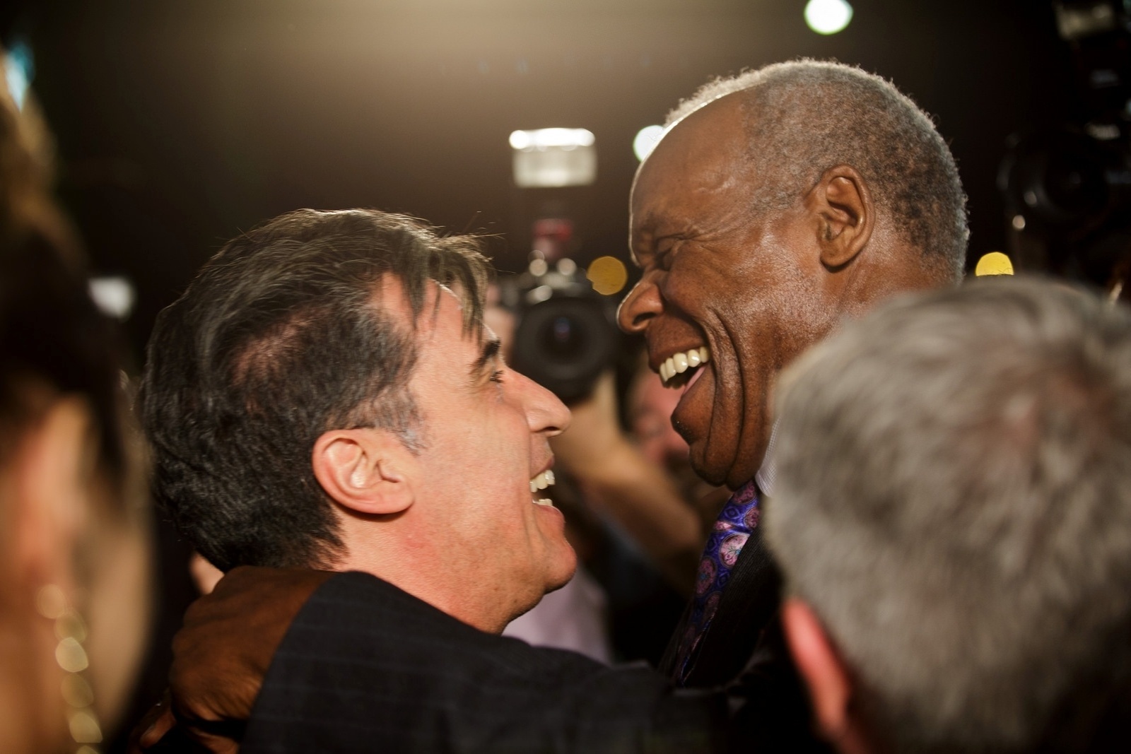 22.jul.2014 - Paulo Betti e Danny Glover se cumprimentam no tapete vermelho do 6º Paulínia Film Festival - Mario Miranda Filho/Divulgação