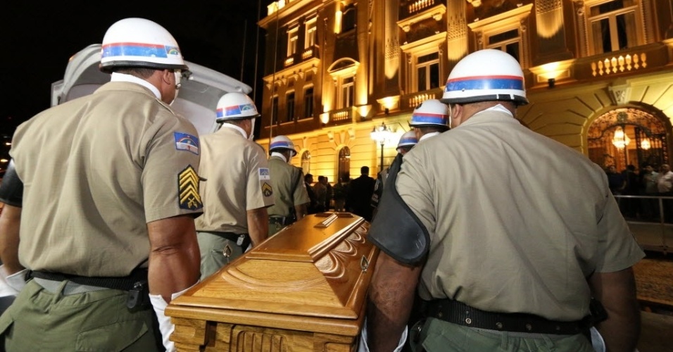 23.jul.2014 - Corpo do escritor Ariano Suassuna chega no palácio do Campo das Princesas, em Recife