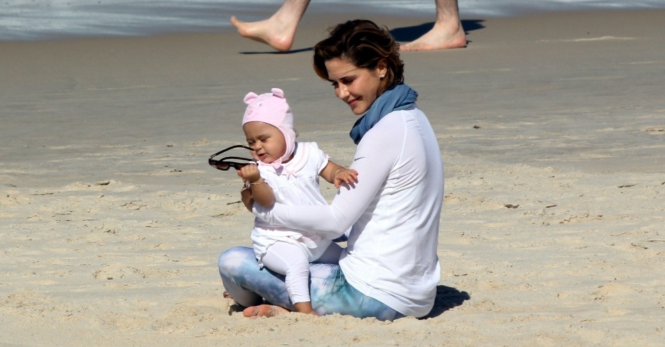23.jul.2014 - Guilhermina Guinle caminha com a filha Minna na praia de Ipanema, na zona sul do Rio