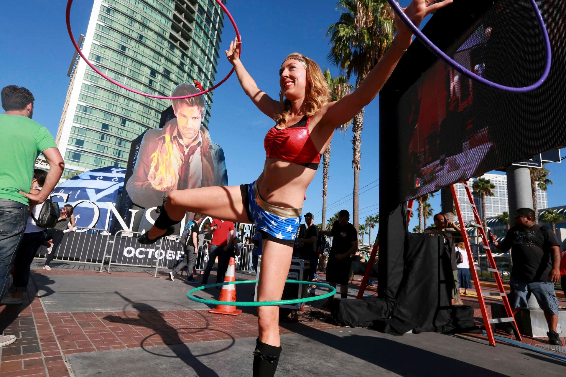 23.jul.2014 - Modelo vestida de Mulher Maravilha se apresenta nos arredores do Centro de Convenções de San Diego, onde acontece a Comic-Con - Sandy Huffaker/Reuters