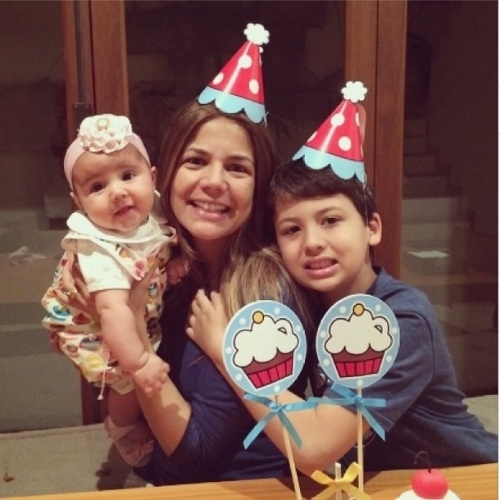 23.jul.2014 - Nívea Stelmann comemorou os quatro meses da filha Bruna com bolo e docinhos. Miguel, filho mais velho da atriz, também celebrou com a irmã