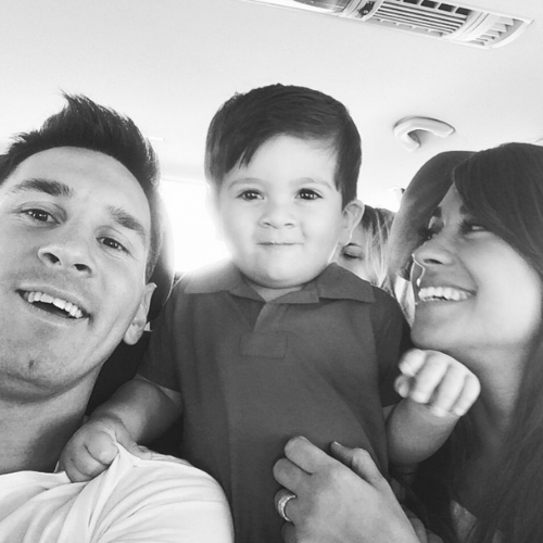 23.jul.2014 - O craque argentino Leonel Messi mostrou uma foto, na madrugada desta quarta-feira (23), de sua família reunida dentro de um carro. Na imagem aparece seu filho Thiago, de um ano, e a mulher, Antonella Roccuzzo