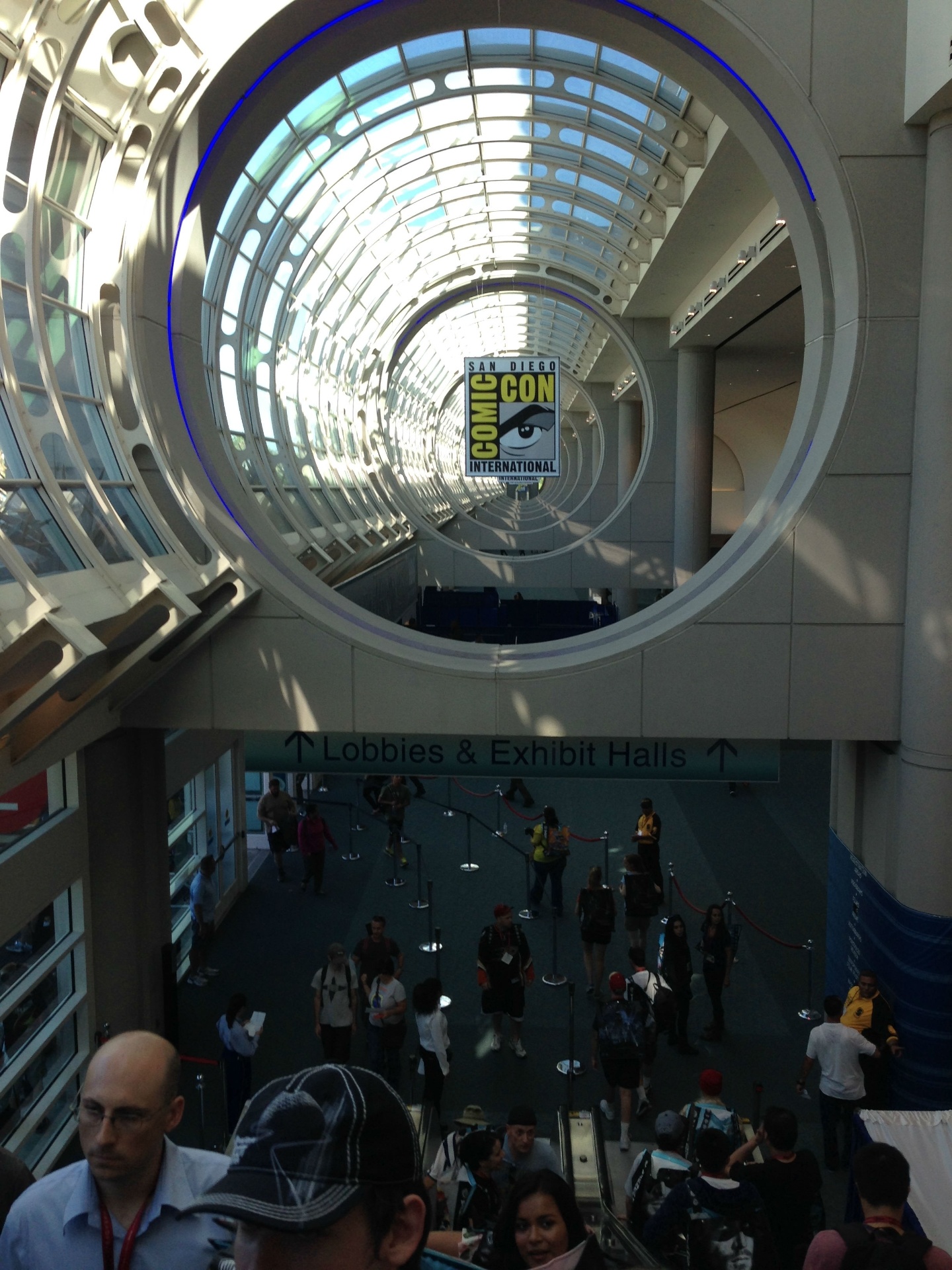 23.jul.2014 - Público e profissionais começam a entrar no centro de convenções de San Diego para pegar suas credenciais e entrar na fila dos primeiros eventos da San Diego Comic-Con 2014 - Natália Engler/UOL