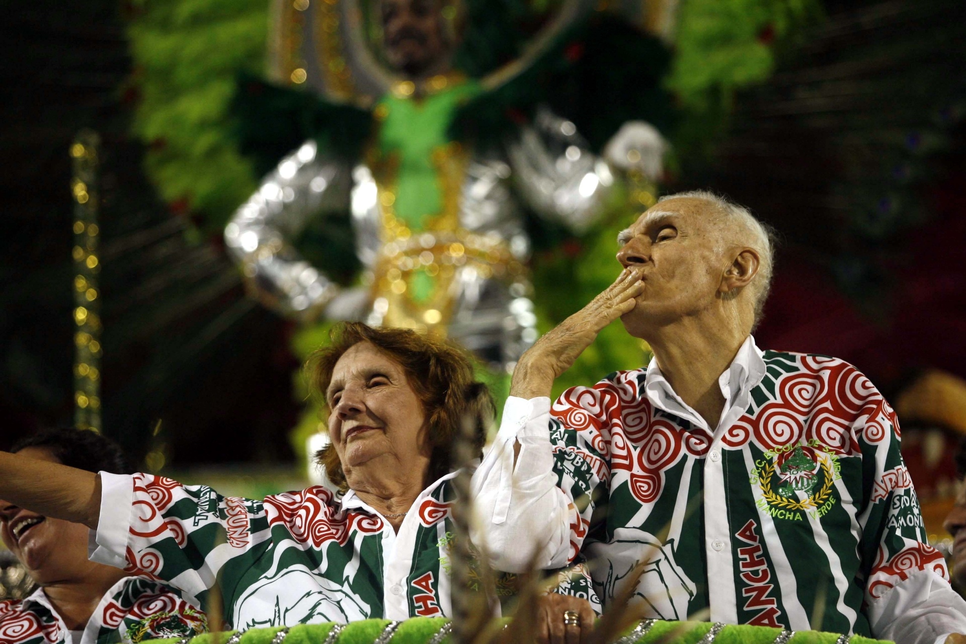 Ariano Suassuna e sua esposa Zélia de Andrade Lima durante desfile da escola de samba Mancha Verde no Carnaval de 2008, em São Paulo - Danilo Verpa/Folha Imagem