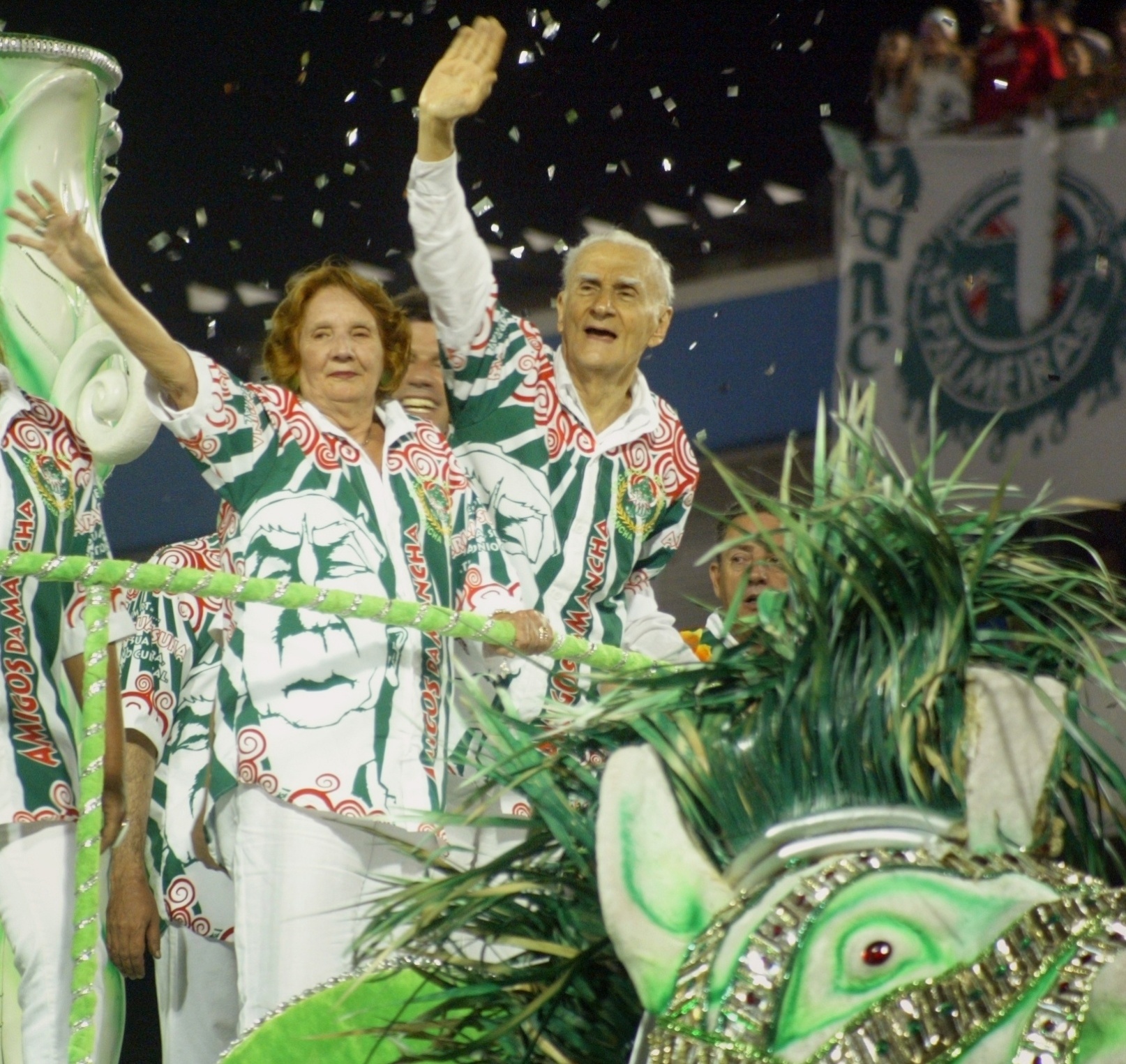 Ariano Suassuna e sua esposa Zélia de Andrade Lima durante desfile da escola de samba Mancha Verde, que em 2008, homenageou o escritor no Sambódromo do Anhembi, em São Paulo, com o enredo "És Imortal. Ariano Suassuna. Sua vida, sua obra, patrimônio cultural" - Patricia Stavis/Folha Imagem