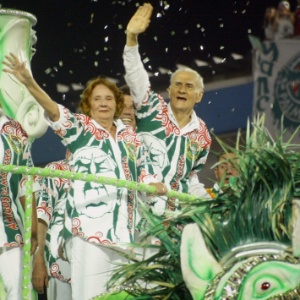 Ariano Suassuna e sua esposa Zélia de Andrade Lima durante desfile da escola de samba Mancha Verde, que em 2008, homenageou o escritor no Sambódromo do Anhembi, em São Paulo, com o enredo "És Imortal. Ariano Suassuna. Sua vida, sua obra, patrimônio cultural" - Patricia Stavis/Folha Imagem