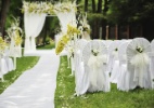 Cadeiras dos noivos enfeitadas dão charme extra à decoração do casamento - Thinkstock