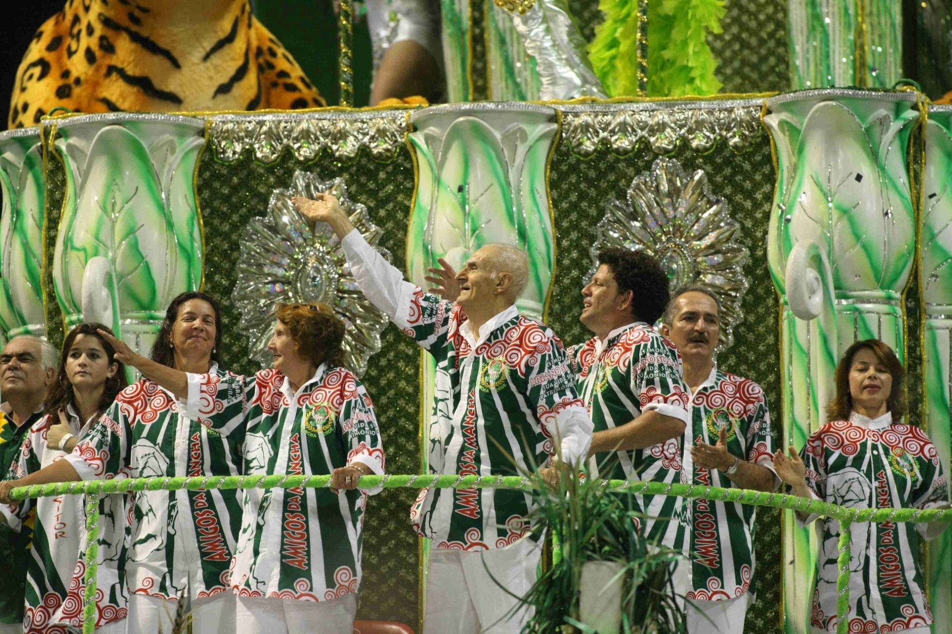 Em 2008, Ariano Suassuna foi para o sambódromo para receber a homenagem da escola Mancha Verde, que apresentou, no grupo especial, o enredo "És Imortal. Ariano Suassuna. Sua vida, sua obra, patrimônio cultural" - Mastrangelo Reino/Folha Imagem
