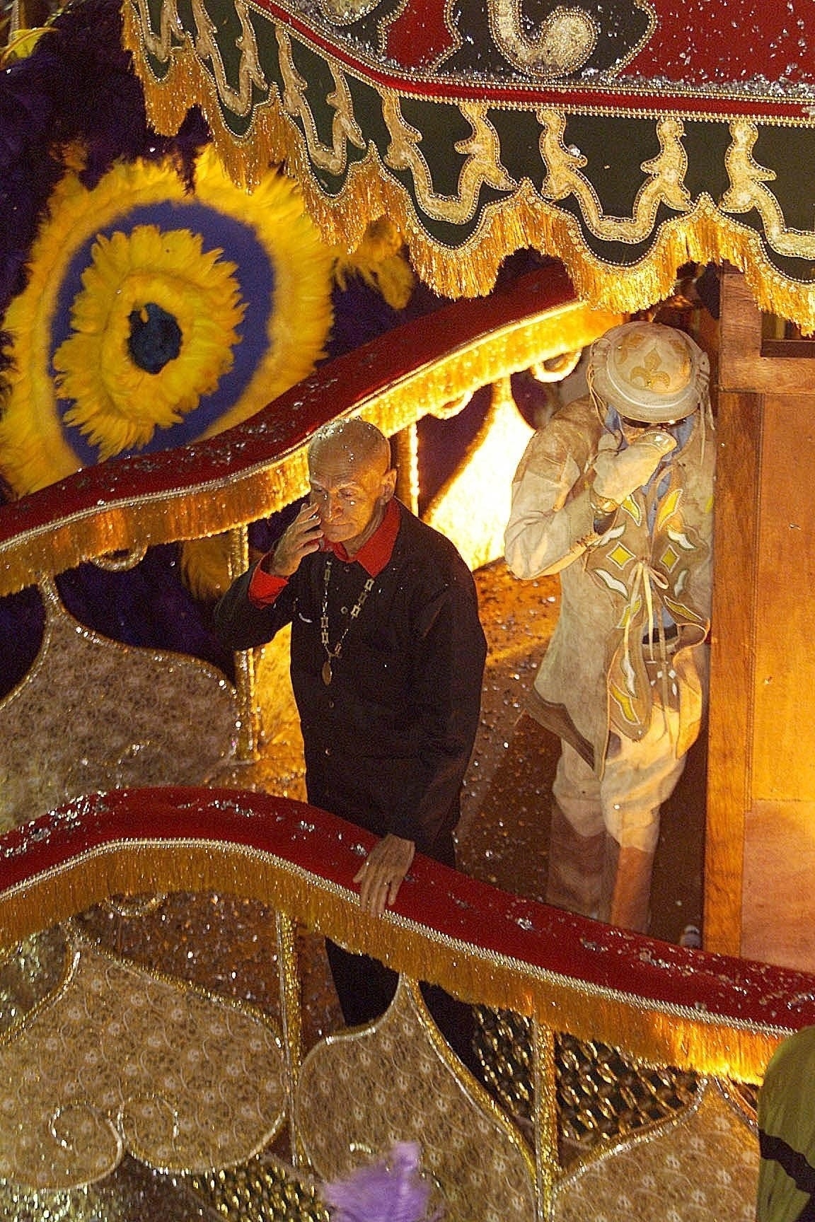 O escritor Ariano Suassuna se emociona com homenagem da escola Império Serrano durante o Carnaval carioca de 2002 - Antonio Gauderio/Folha Imagem