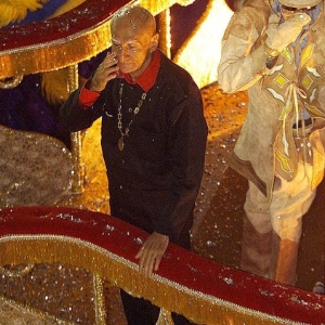 O escritor Ariano Suassuna se emociona com homenagem da escola Império Serrano durante o Carnaval carioca de 2002 - Antonio Gauderio/Folha Imagem