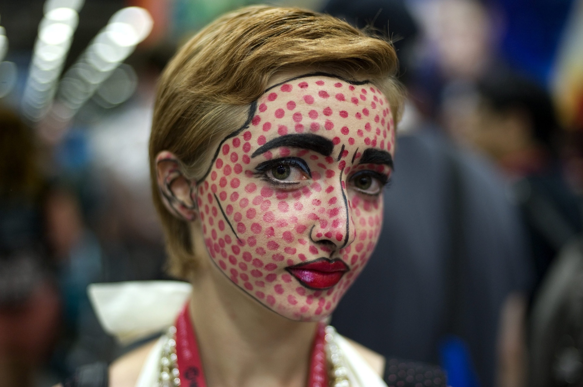 23.ju.2014 - Visitante cria fantasia inspirada nos quadros do artista da pop art Roy Lietchenstein para ir ao primeiro dia da Comic-Con em San Diego - David Maung/EFE