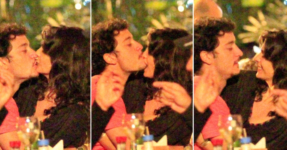 23.jul.2014 - Helena Ranaldi foi flagrada trocando beijos quentes com seu namorado, o ator Allan Souza Lima, que é 20 anos mais novo