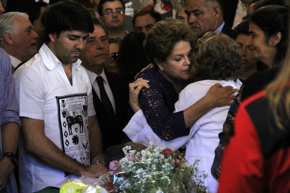 24.jul.2014 - A presidente Dilma Rousseff vai ao velório de Ariano Suassuna e abraça a viúva Zélia no palácio do Campo das Princesas, em Recife