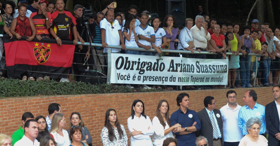 24.jul.2014 - Admiradores estendem faixa em homenagem a Ariano Suassuna, no cemitério Morada da Paz, no município de Paulista, em Pernambuco