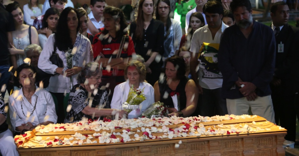 24.jul.2014 - Ariano Suassuna é sepultado no cemitério Morada da Paz, no município de Paulista, em Pernambuco