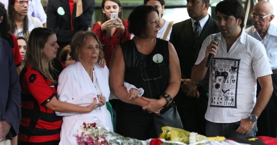 24.jul.2014 - Corpo de Ariano Suassuna chega ao cemitério Morada da Paz, no município de Paulista, em Pernambuco