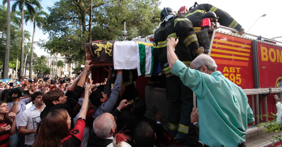 24.jul.2014 - Corpo de Ariano Suassuna sai em cortejo rumo ao cemitério Morada da Paz, no município de Paulista, em Pernambuco
