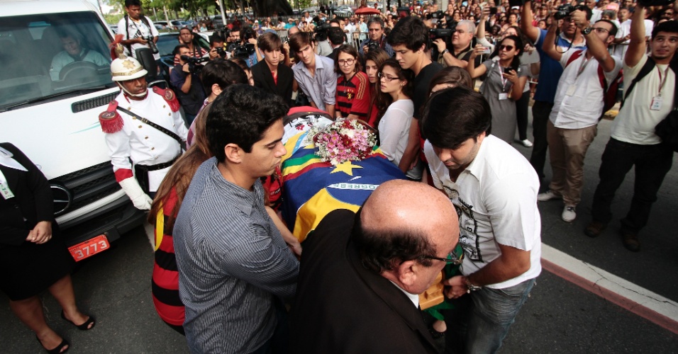 24.jul.2014 - Corpo de Ariano Suassuna sai em cortejo rumo ao cemitério Morada da Paz, no município de Paulista, em Pernambuco
