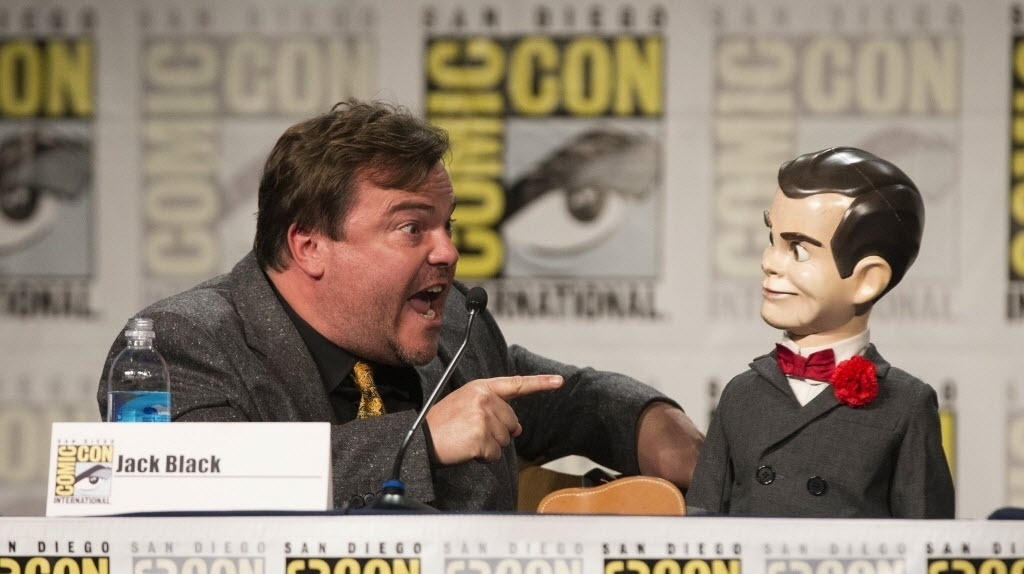 24.jul.2014 - Em um dos pontos altos do painel de "Goosebumps", Jack Black brinca com um boneco de ventrílocuo enquanto evita revelar spoilers da adaptação da série de livros para o cinema - Mario Anzuoni/Reuters