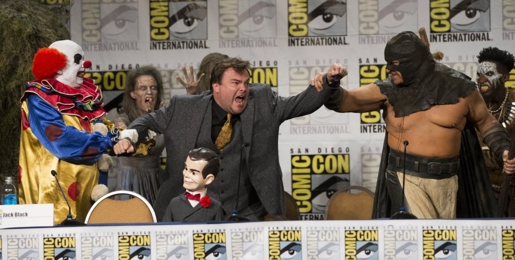 24.jul.2014 - Jack Black encena uma briga com monstros da série de livros "Goosebumps", que vai ganhar filme em 2015, em painel na San Diego Comic-Con - Mario Anzuoni/Reuters